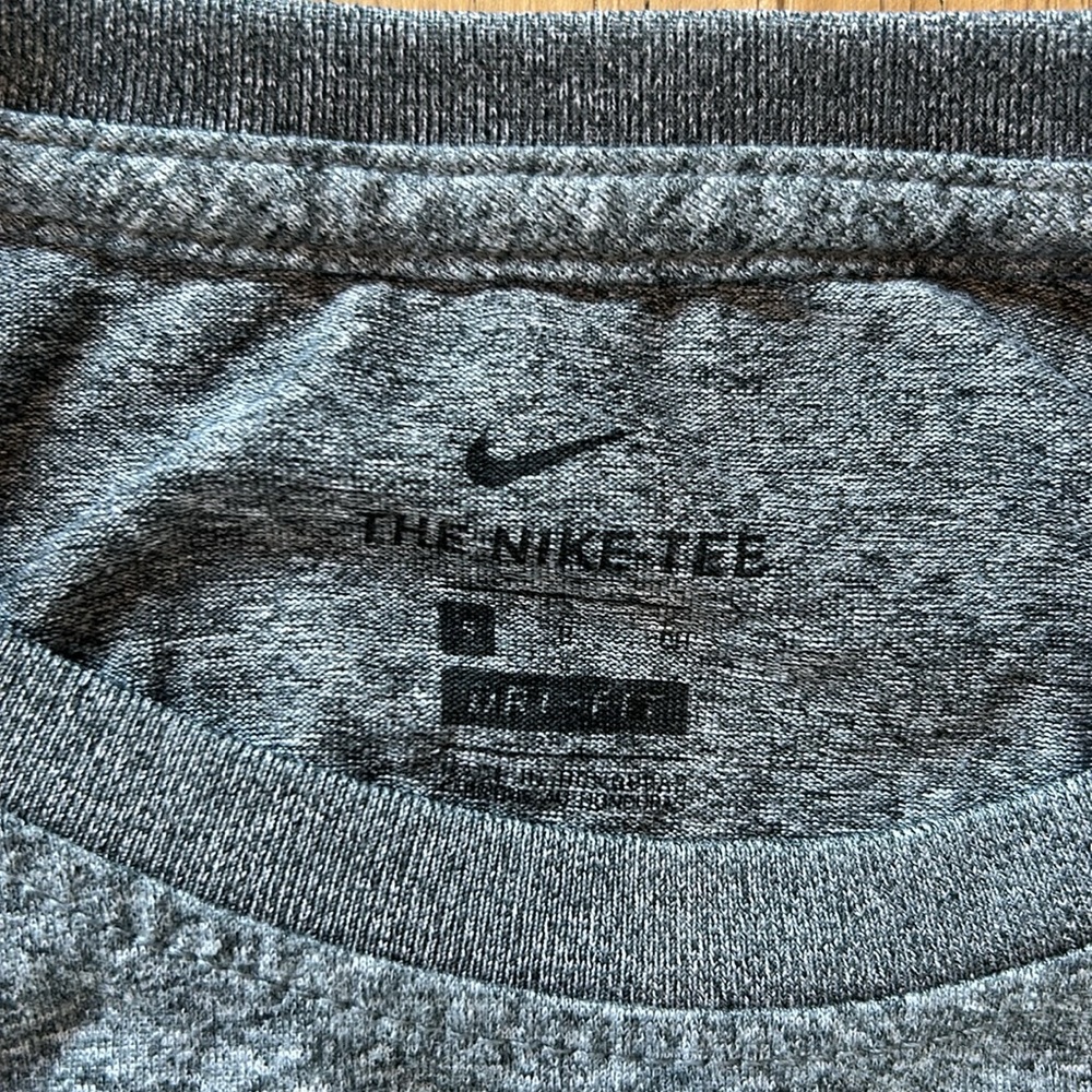 Two Nike tanks - Picture 3 of 4